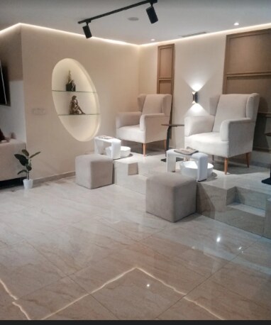 Salon d’accueil et espace détente du centre Wes’Spa à Beni Mellal